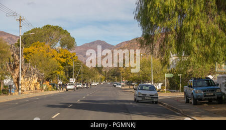 Prinz Albert, Südafrika - ein Blick auf die Hauptstraße des kleinen Karoo Stadt Bild mit Kopie Raum Stockfoto