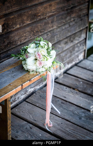 Blumenstrauß für die Braut von Rosen und weißen calla Lilien, Stockfoto
