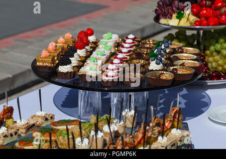 Catering Service. Sandwiches, Fleisch, Fisch, Gemüse Häppchen auf eine festliche Hochzeit Tisch outdoor Stockfoto