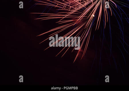 Feuerwerk Wirkung am dunklen Himmel Hintergrund, abstrakt Feuerwerk Hintergrund Stockfoto