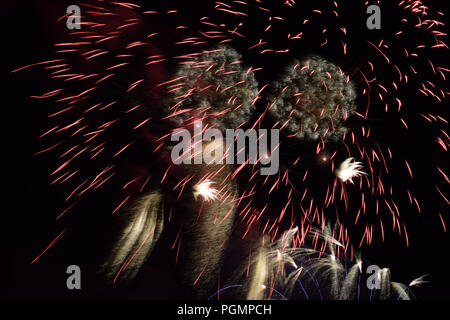 Abstrakte Feuerwerk Himmel, Feuerwerk Wirkung am dunklen Himmel Hintergrund Stockfoto