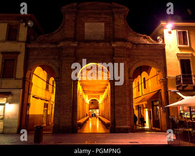 Die Piazza Cavour Square in Rimini, in der Nacht im Winter Stockfoto