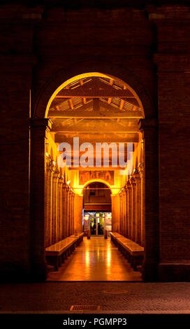 Die Piazza Cavour Square in Rimini, in der Nacht im Winter Stockfoto