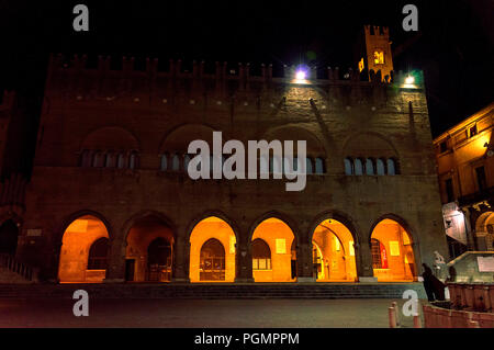 Die Piazza Cavour Square in Rimini, in der Nacht im Winter Stockfoto