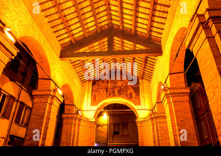 Die Piazza Cavour Square in Rimini, in der Nacht im Winter Stockfoto