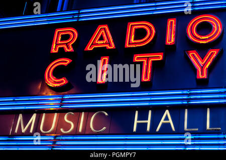 Juni 10, 2017. New York City, New York. Die legendäre Radio City Music Hall Festzelt Neonröhren beleuchtet in der Nacht in New York City. Stockfoto