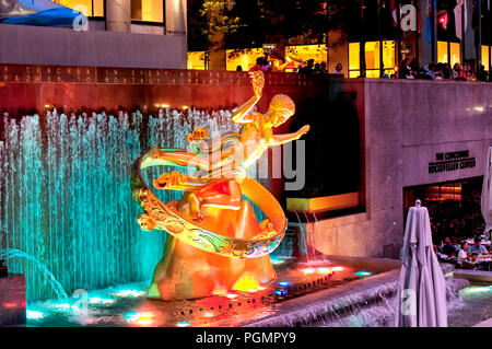 Juni 10, 2017. New York City, New York. Die klassischen griechischen goldene Statue in Rockefeller Center in Manhattan, New York City ist abends beleuchtet. Stockfoto