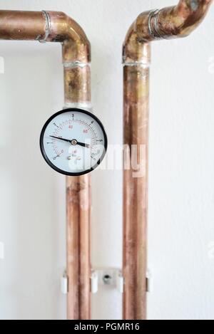Nahaufnahme der Manometer an Kupfer Rohr verbunden. Stockfoto