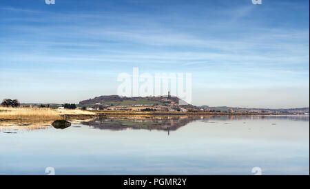 Ein Blick über Strangford Lough in Richtung Scrabo Tower mit schönen Reflexionen. Stockfoto