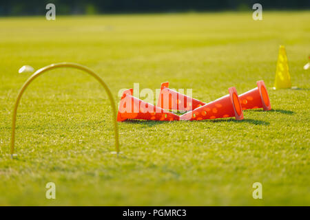 Fußball-Training Ausrüstung auf Training. Fußball-Ausrüstung in leeren Fußballfeldes Stockfoto