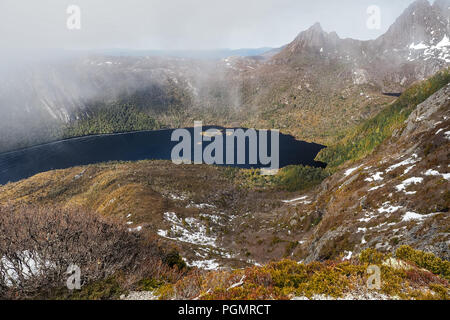 Luftaufnahme über Dove Lake am Cradle Mountain Summit in Tasmanien. (Au) Stockfoto