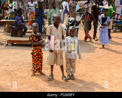 BOHICON, BENIN - Jan 12, 2017: Unbekannter Beninischen auf dem lokalen Markt. Benin Menschen leiden unter der Armut wegen der schlechten Konjunktur. Stockfoto