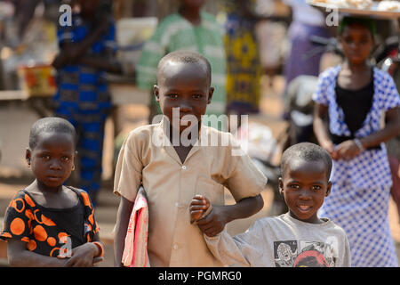BOHICON, BENIN - Jan 12, 2017: Unbekannter Beninischen auf dem lokalen Markt. Benin Menschen leiden unter der Armut wegen der schlechten Konjunktur. Stockfoto