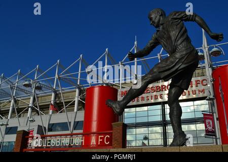 Natürlich beleuchteten, Moody Bild von Statuen außerhalb des Riverside Stadium, Middlesbrough Stockfoto