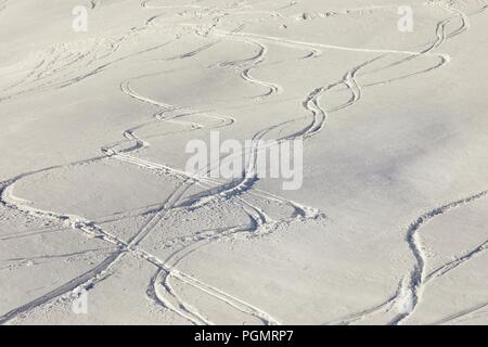 Skipiste mit frischen Kurven Stockfoto