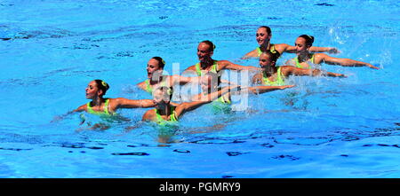 Budapest, Ungarn - 18.Juli 2017. Synchronschwimmen team Ukraine Durchführung einer synchronisierten Routine von aufwendigen bewegt sich in der Endrunde des Team Technic Stockfoto