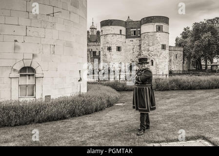 London, UK, 23. Mai 2017: Yeomen Warders der Tower von London (beefeaters). Beefeaters sind zeremonielle Hüter der Tower von London. Monochrome sepi Stockfoto