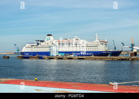 Bergerac, Frankreich - 22. Mai 2017: Cruiseferry Schiff MV Oscar Wilde in Tourlaville Hafen, Normandie, Frankreich angedockt. Stockfoto