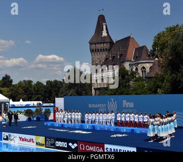 Budapest, Ungarn - 18.Juli 2017. Synchronschwimmen Teams (Japan, China und der Sieger Russland) bei der Siegerehrung von Team Technische. FINA Syn Stockfoto