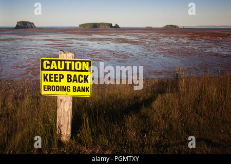 Vorsicht zurück halten erodieren Bank unterzeichnen bei fünf Inseln, Nova Scotia. Stockfoto