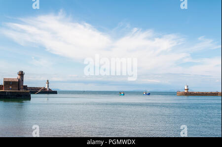 Ein Bild von Fischerbooten zurück zum Ufer auf einem Sommertag am Whitehaven, Cumbria, England, Großbritannien Stockfoto