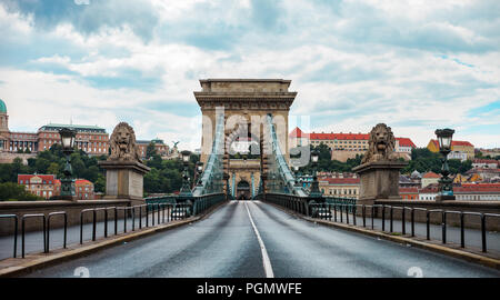 Das berühmte Széchenyi Kettenbrücke in Budapest, Ungarn Stockfoto