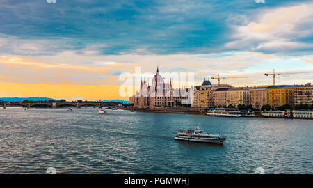 Schiff auf der Donau, ungarischen Parlament Sonnenuntergang in Budapest Stockfoto