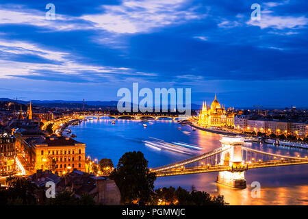 Panorama von Budapest bei Nacht. Donau, Széchenyi Kettenbrücke, und das Parlament, das lange Belichtung Stockfoto