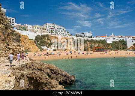 Strand von Albufeira mit dem Hotel Rocamar, der Algarve, Portugal Stockfoto