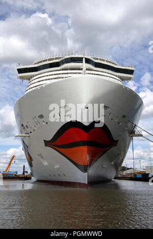 Das neue Kreuzfahrtschiff AIDAnova ist am 26. August 2018 Vor der Halle der Meyer Werft in Papenburg. Stockfoto