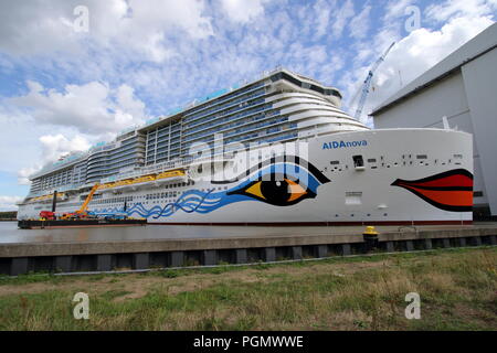 Das neue Kreuzfahrtschiff AIDAnova ist am 26. August 2018 Vor der Halle der Meyer Werft in Papenburg. Stockfoto
