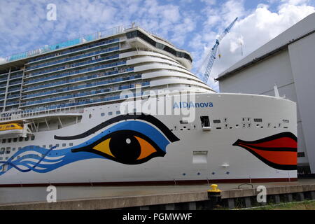 Das neue Kreuzfahrtschiff AIDAnova ist am 26. August 2018 Vor der Halle der Meyer Werft in Papenburg. Stockfoto