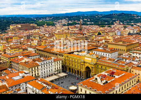 Orange Dächern Kirchen Arcone Triumphbogen Torbogen Piazza della Republica Stadtbild Breite Florenz Italien. Stockfoto