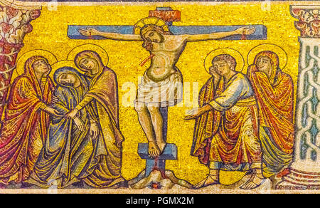 Jesus Christus Kreuzigung Kreuz Mosaik Dome Bapistry Saint John Dom Kirche Florenz Italien. Bapistry erstellt 1050 bis 1150, Mosaiken, die von Pater Stockfoto