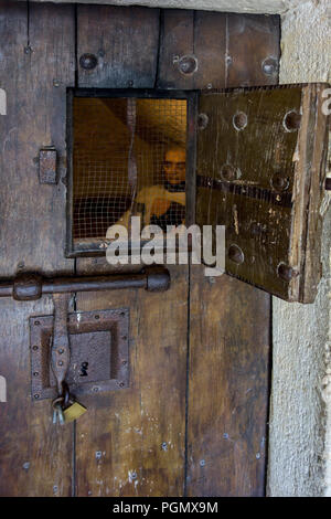 Schwere hölzerne mittelalterlichen Gefängniszelle Tür mit offener Luke, die Gefangenen im Château de Bouillon, Provinz Luxemburg, Ardennen, Belgien Stockfoto