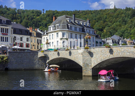 Paddel Boote mit Touristen und unter der Brücke Pont de Liège in der Stadt Bouillon, Provinz Luxemburg, die Belgischen Ardennen, Belgien Stockfoto