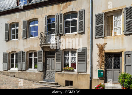 18. Jahrhundert Maison Lavachery Reihenhaus entlang der gepflasterten Straße in der Stadt Bouillon, Provinz Luxemburg, die Belgischen Ardennen, Belgien Stockfoto