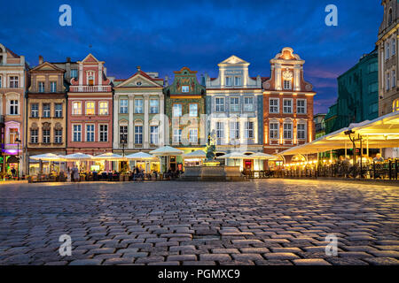 Alten bunten Häuser auf Stary Rynek Platz in der Dämmerung in Poznan, Polen Stockfoto