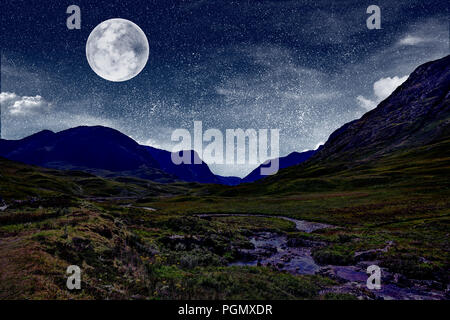 Landschaft mit Sternenhimmel und Vollmond. Stockfoto