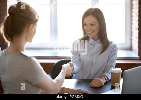 Weibliche Unternehmerinnen Hände schütteln im Büro Stockfoto