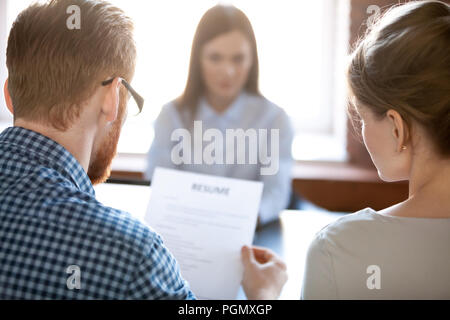 Recruiter lesen weiblichen Lebensläufen während des Interviews Stockfoto