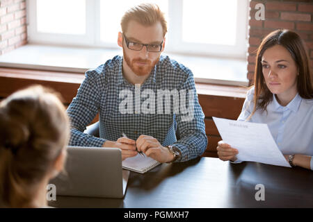 Recruiter hören auf Bewerber während der Interview Stockfoto