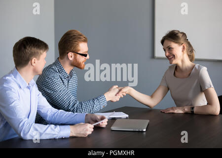 Männliche recruiter Handshaking weibliche Mitarbeiter bei Vorstellungsgespräch Stockfoto