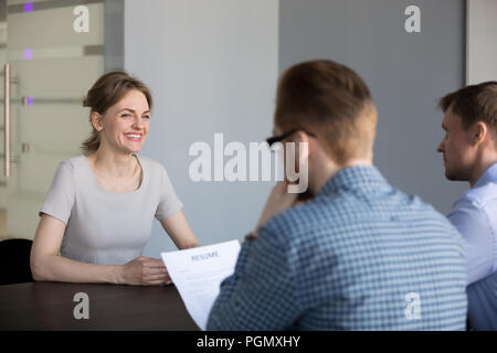 Zuversichtlich Bewerberin im Vorstellungsgespräch in offic lächelnd Stockfoto