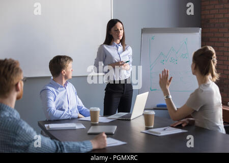 Weibliche Mitarbeiter Fragen stellen zu den Lautsprecher während Metin Stockfoto