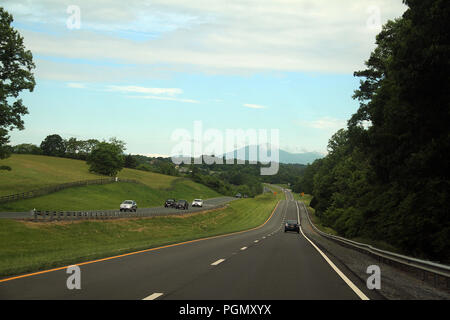 Fahren Sie auf dem Highway 460 in Richtung Bedford, Virginia, USA Stockfoto