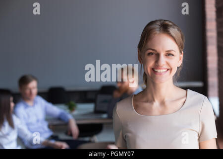Portrait von schönen weiblichen Arbeitnehmer in Kamera während der Mee Stockfoto