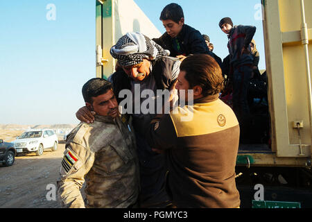 Ein Flüchtlingslager im Irak, wo leben Menschen aus ISIS entgangen. Ältere Menschen, die von einem Lastwagen. Stockfoto