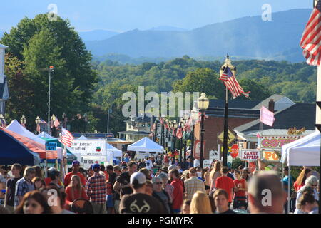 Masse auf den Straßen von Bedford, Virginia, während Festival Stockfoto