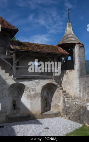 Befestigte Stadtmauern des mittelalterlichen Gruyères, Schweiz Stockfoto